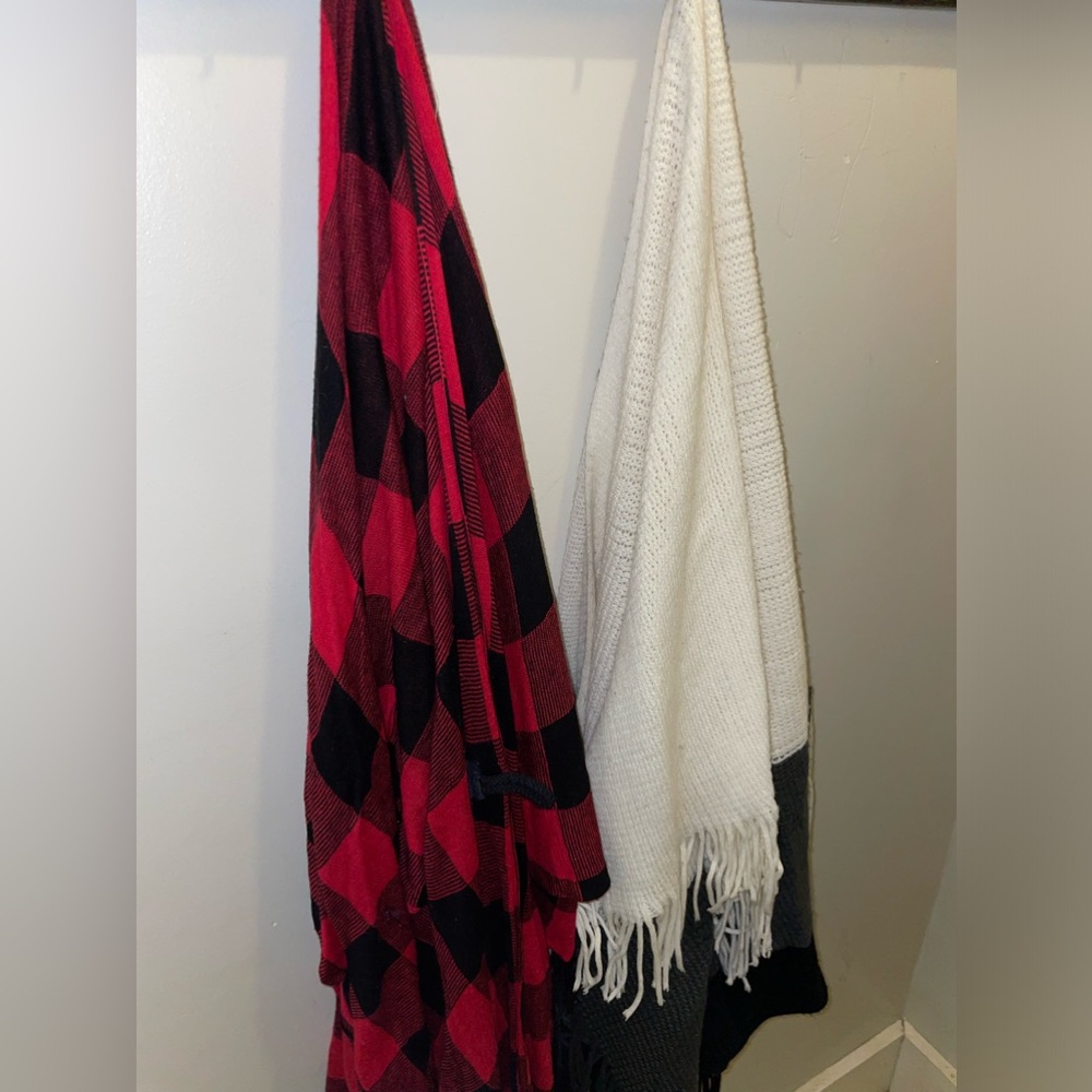 2 ponchos